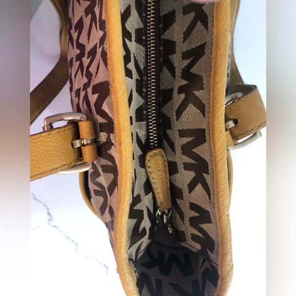 Michael Kors Tote Bag - Picture 3 of 16